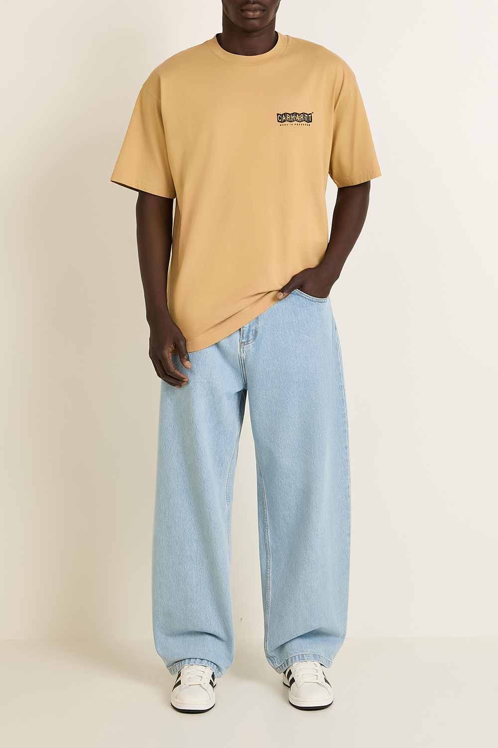 חולצת טי עם הדפס בגב